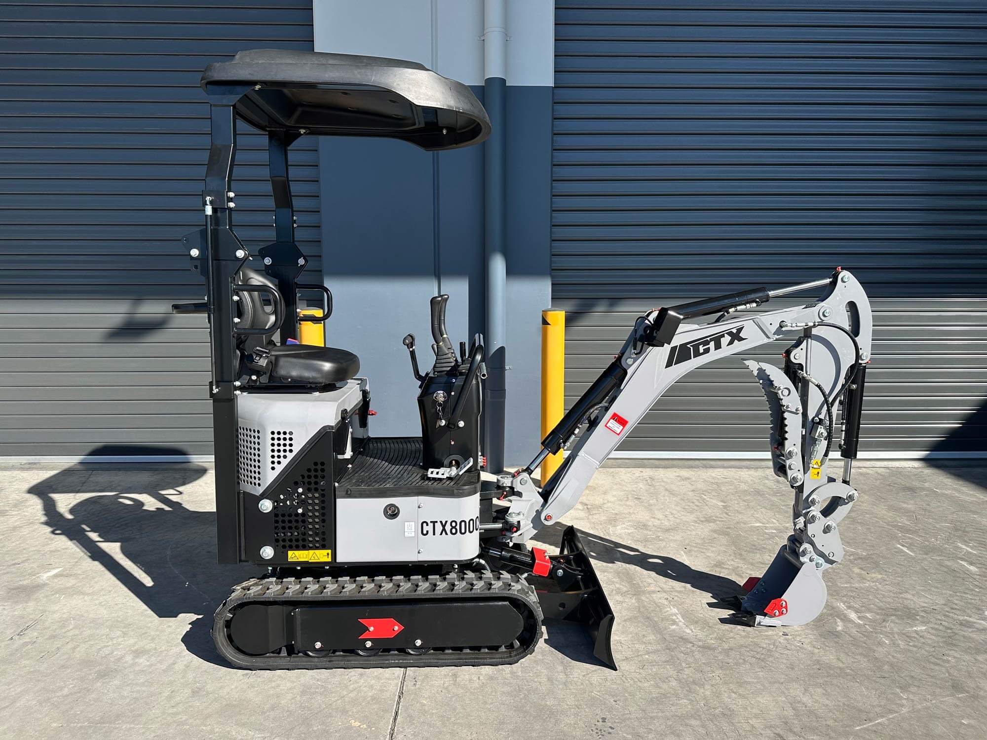 HAIHONG CTX8000 1.1T KOOP DIESEL - MINI EXCAVATOR Includes 200mm Bucket, Hydraulic Thumb Grab & Spring Quick Hitch
