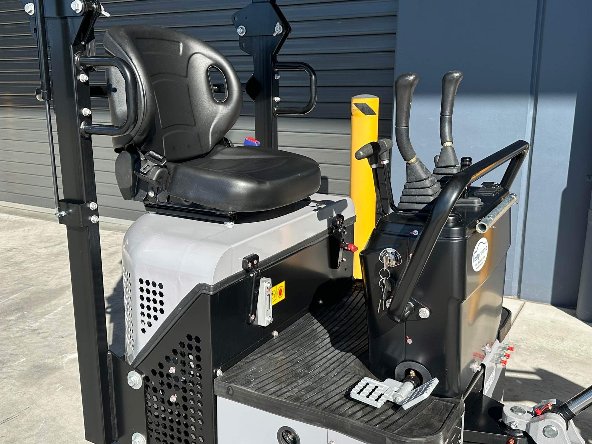 HAIHONG CTX8000 1.1T KOOP DIESEL - MINI EXCAVATOR Includes 200mm Bucket, Hydraulic Thumb Grab & Spring Quick Hitch