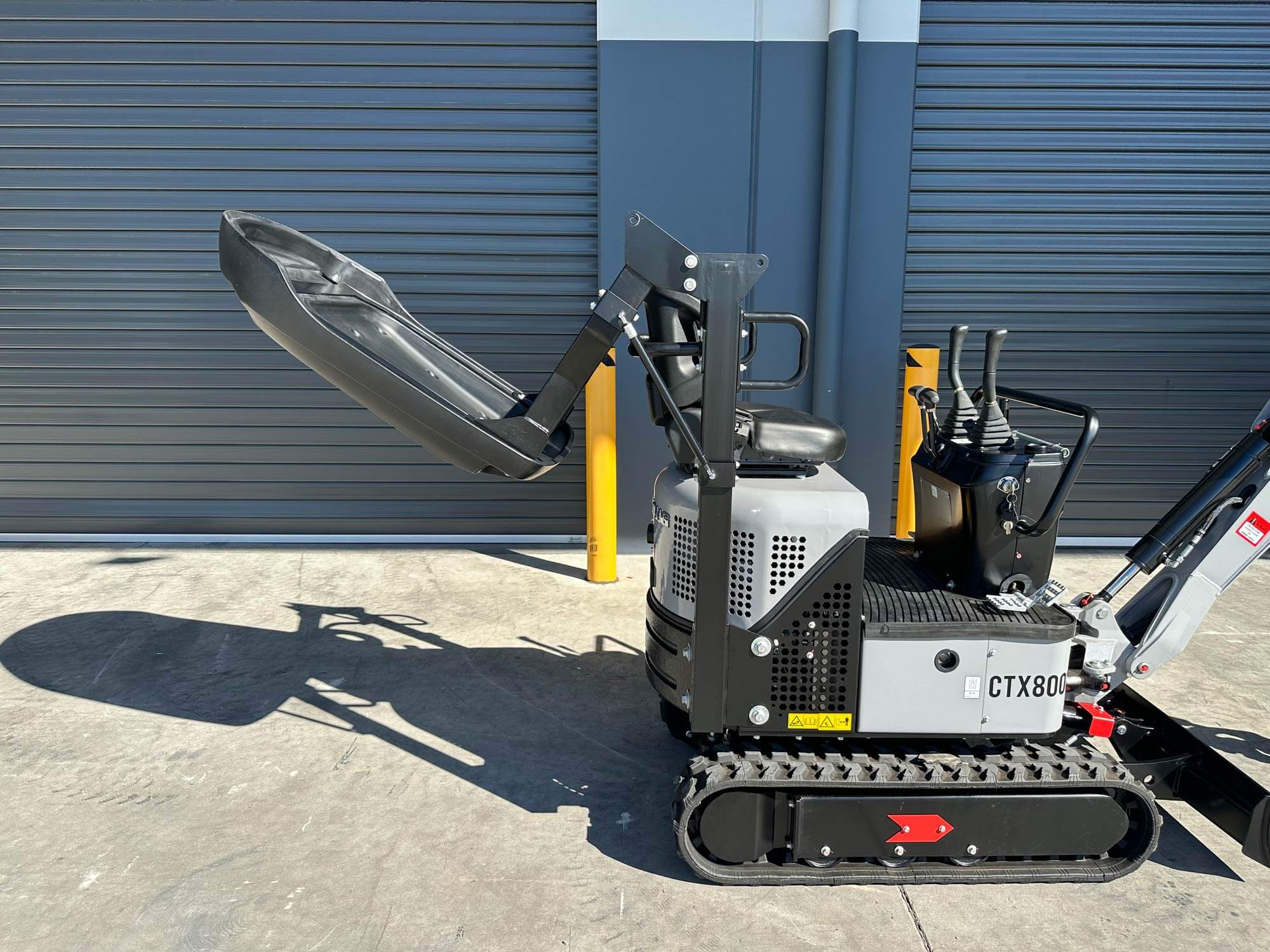 HAIHONG CTX8000 1.1T KOOP DIESEL - MINI EXCAVATOR Includes 200mm Bucket, Hydraulic Thumb Grab & Spring Quick Hitch