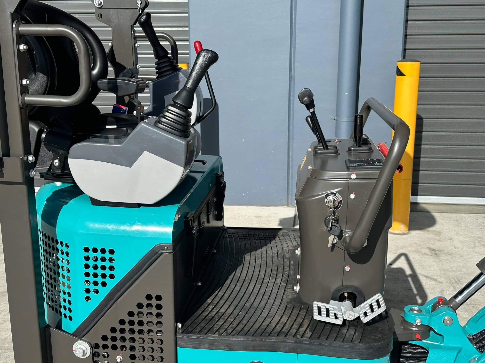 HAIHONG CTX8012 PRO 1.3T YANMAR DIESEL - MINI EXCAVATOR Includes 200mm Bucket, Hydraulic Thumb Grab & Spring Quick Hitch